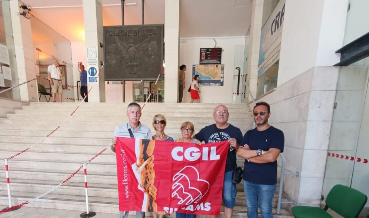 Sosta a pagamento, sit-in permanente: "Sindaco e assessore preferiscono la convention politica" - 