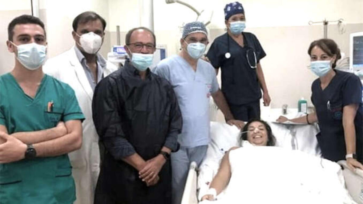 Alessandra nata grazie ad un trapianto di utero, il sogno realizzato per una coppia gelese - L'equipe medica insieme alla mamma