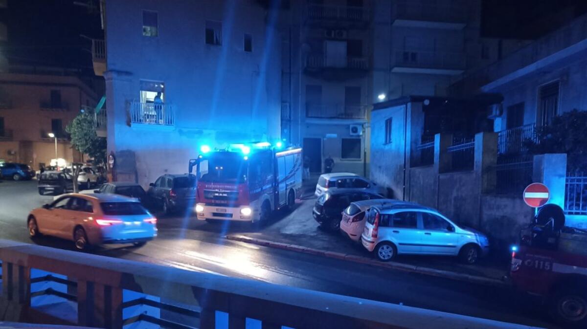 Vettura distrutta dal fuoco in via Apollodoro, rogo a pochi passi da piazza Calvario - 