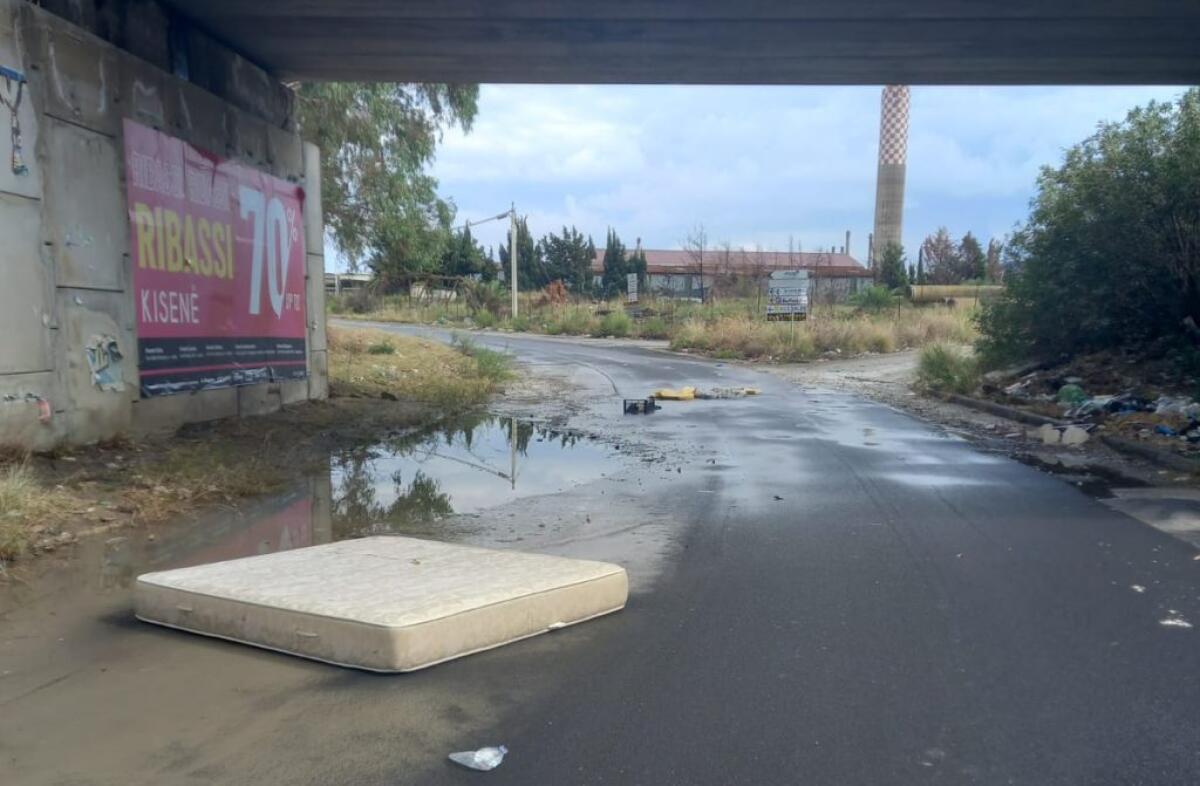 Ancora rifiuti a ridosso dell'area industriale, pure un materasso in strada - 