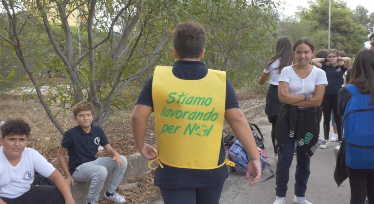 "Puliamo il mondo", alunni della "Verga" in azione per ridare dignità al parco giochi - Gli alunni della "Verga" in campo per "Puliamo il mondo"