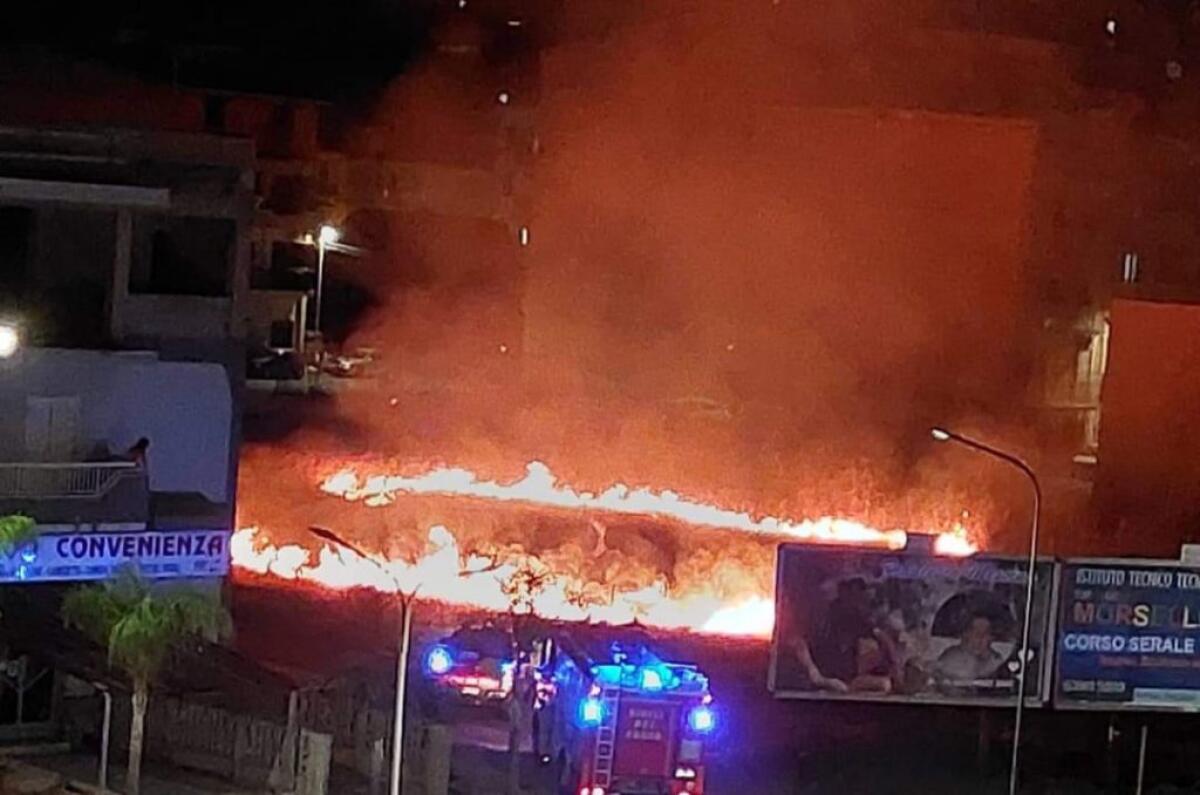 Fiamme e fumo a ridosso di via Venezia, fuoco in un terreno tra abitazioni e attività - Il rogo nel terreno incolto