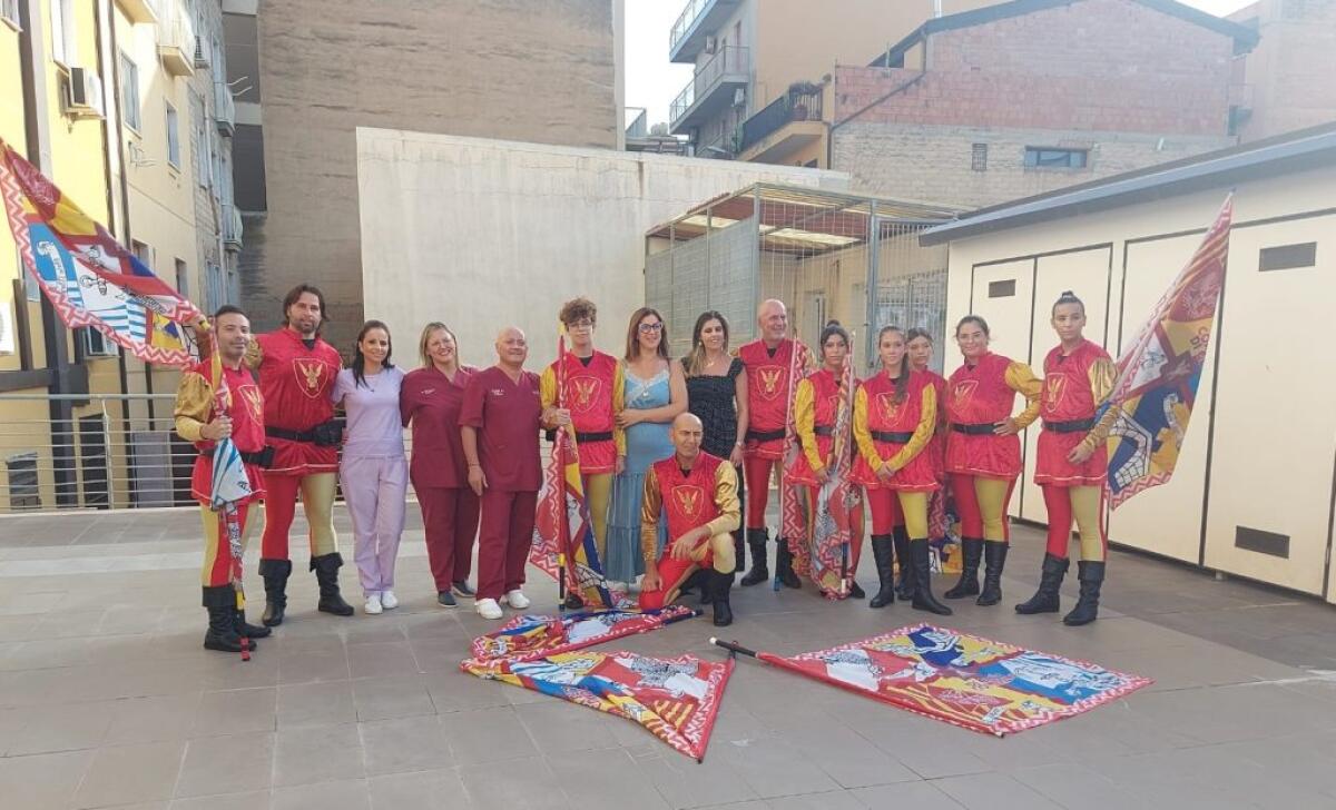 Gli sbandieratori si sono esibiti per anziani e disabili: "C'era la gioia nei loro occhi" - Gli sbandieratori si sono esibiti nella struttura per anziani