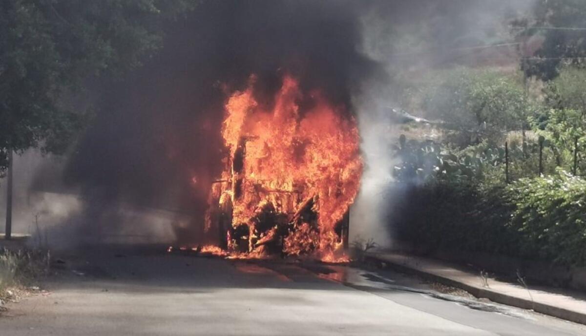 Autobus in fiamme, mezzo distrutto in viale Indipendenza: era vuoto - Il bus in fiamme