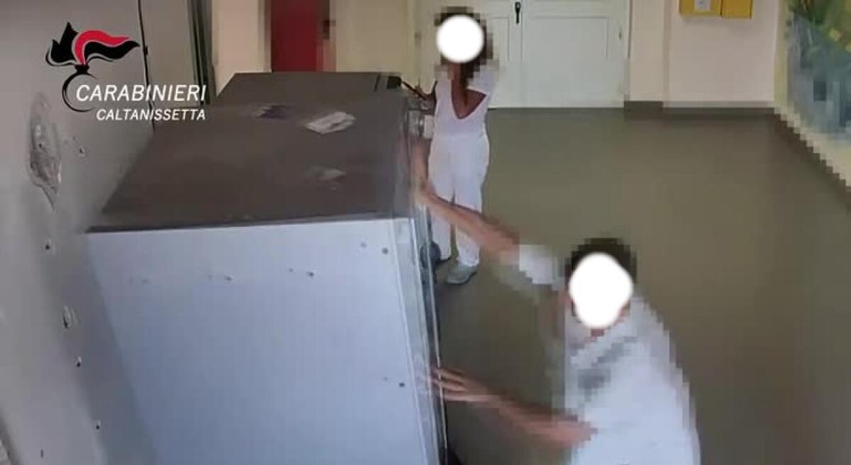 Furti in ospedale, distributori forzati: dal gup sarà sentito titolare danneggiato - I distributori automatici venivano forzati