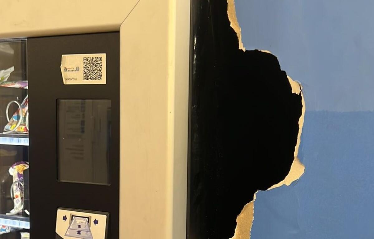 Distributori automatici presi di mira, nella notte raid in centro storico - I danni ai distributori automatici