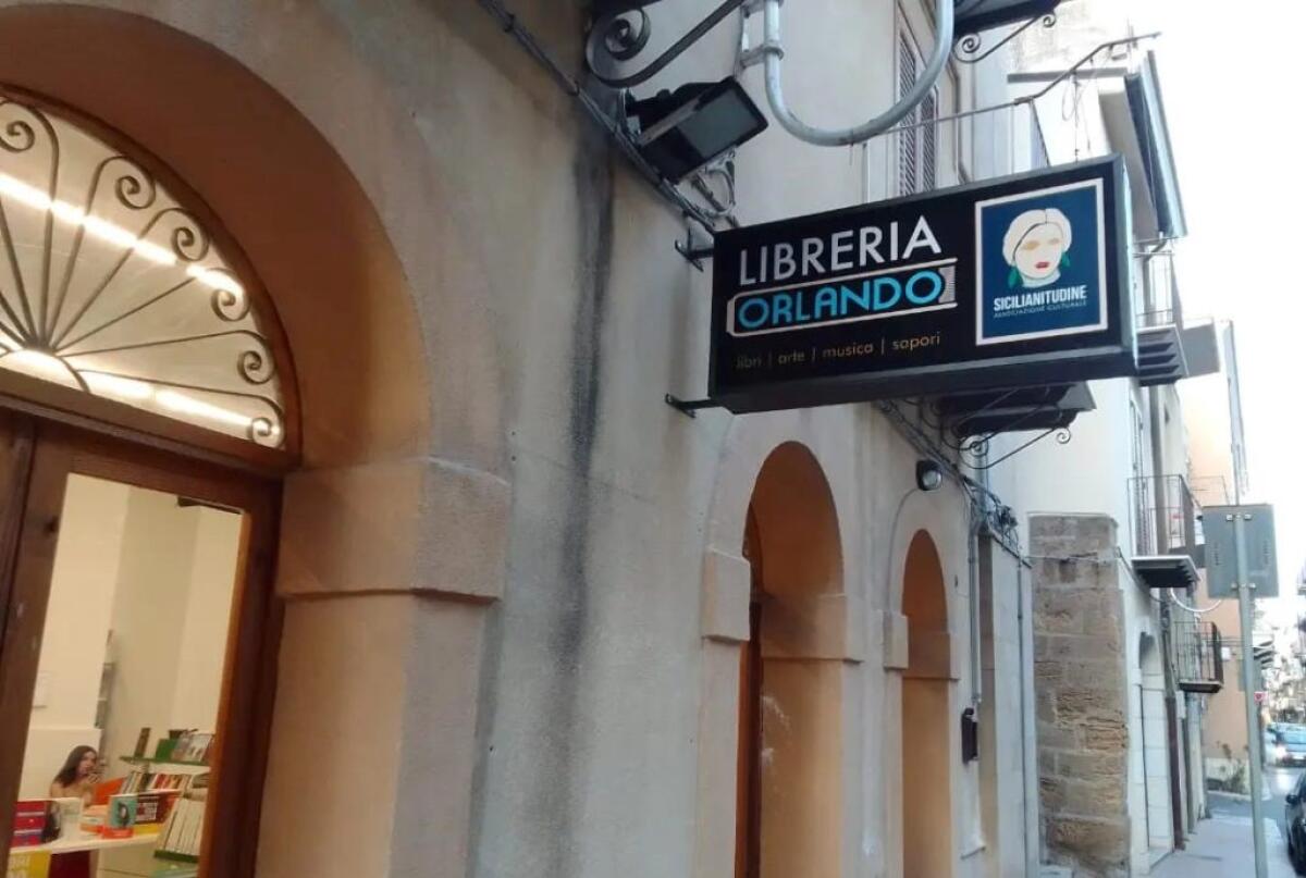 Ladri nella libreria Orlando, furto nella notte: portata via la cassa - La libreria Orlando di via Cairoli