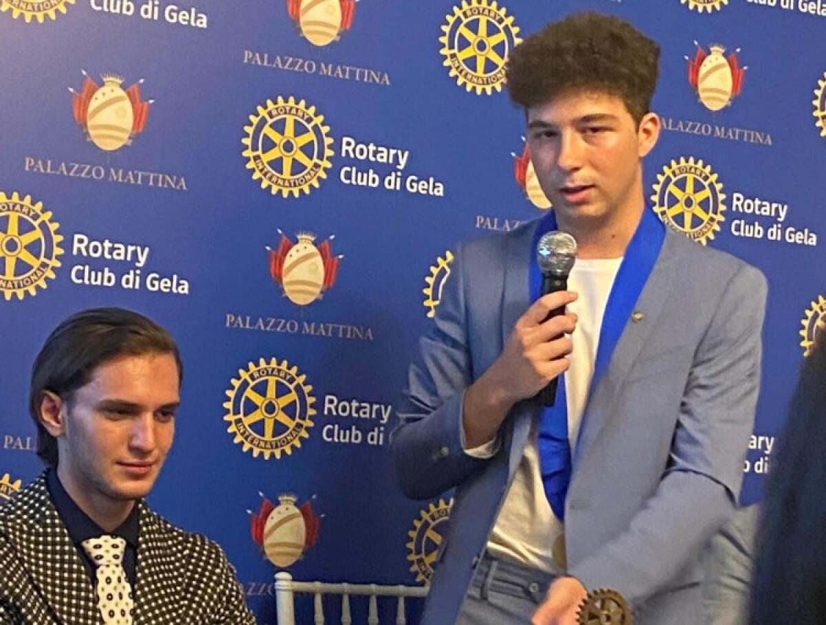 Passaggio della campana all'Interact club: Di Bartolo succede a Gerbino - Gerbino e Di Bartolo