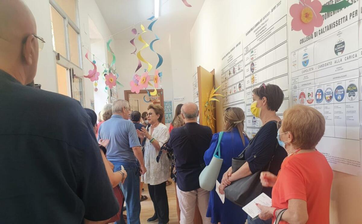 Seggi aperti anche in città, affluenza e prime code per il voto - 