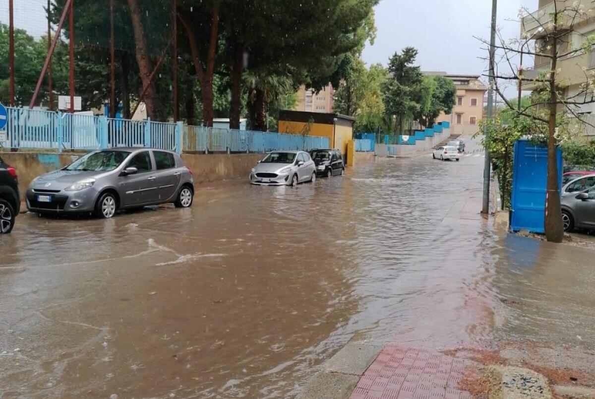 Forti piogge sulla città, primi allagamenti anche in vie di accesso per i seggi elettorali - In via Salonicco strada allagata
