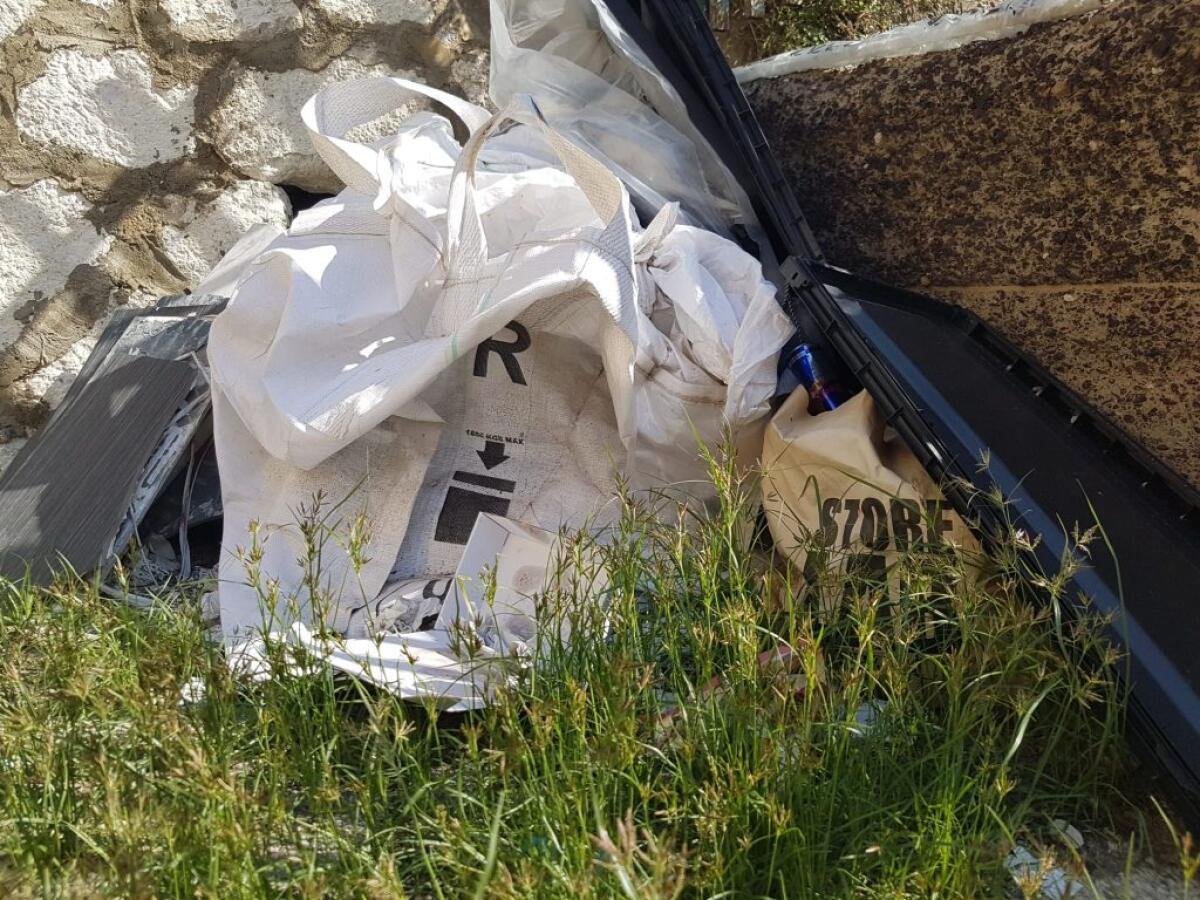 Rifiuti speciali lasciati in strada, da tempo se ne chiede la rimozione -