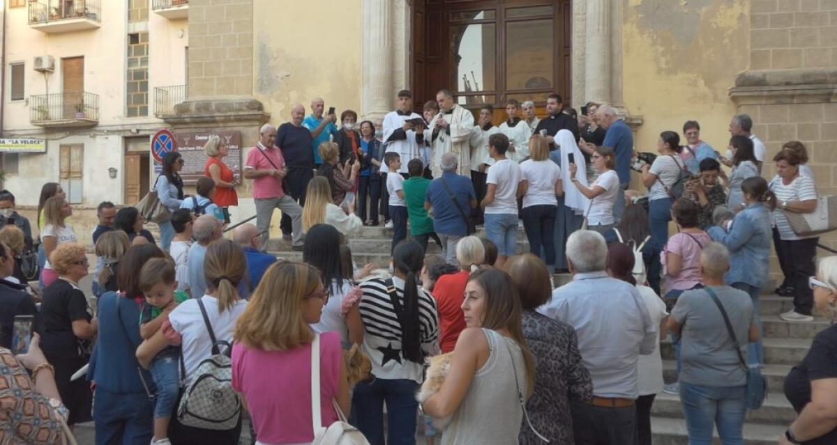 I fedeli si stringono intorno a San Francesco: ieri la benedizione degli animali - 