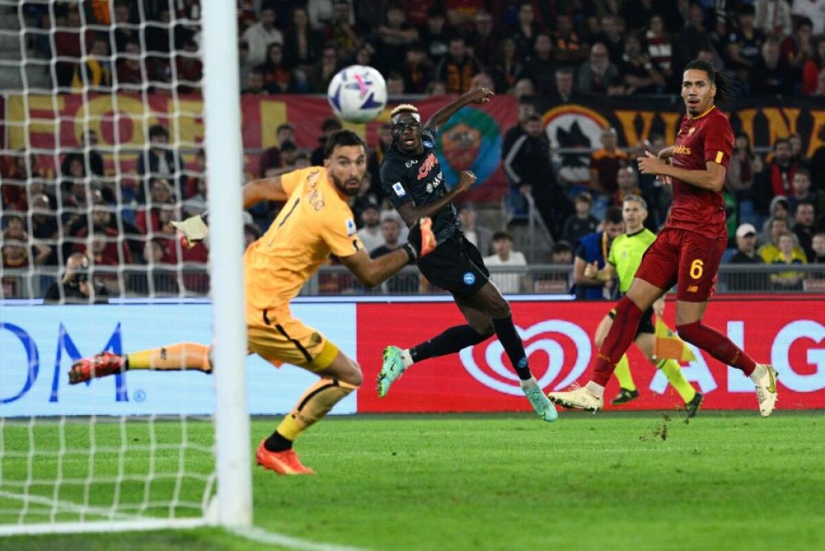 Il Napoli vince anche a Roma, giallorossi piegati da Osimhen - 