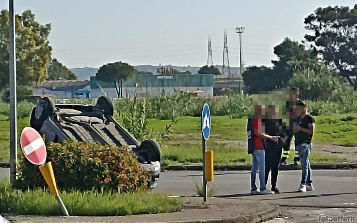 Auto ribaltata a pochi passi dal tribunale, incidente nei pressi della rotonda stradale - 