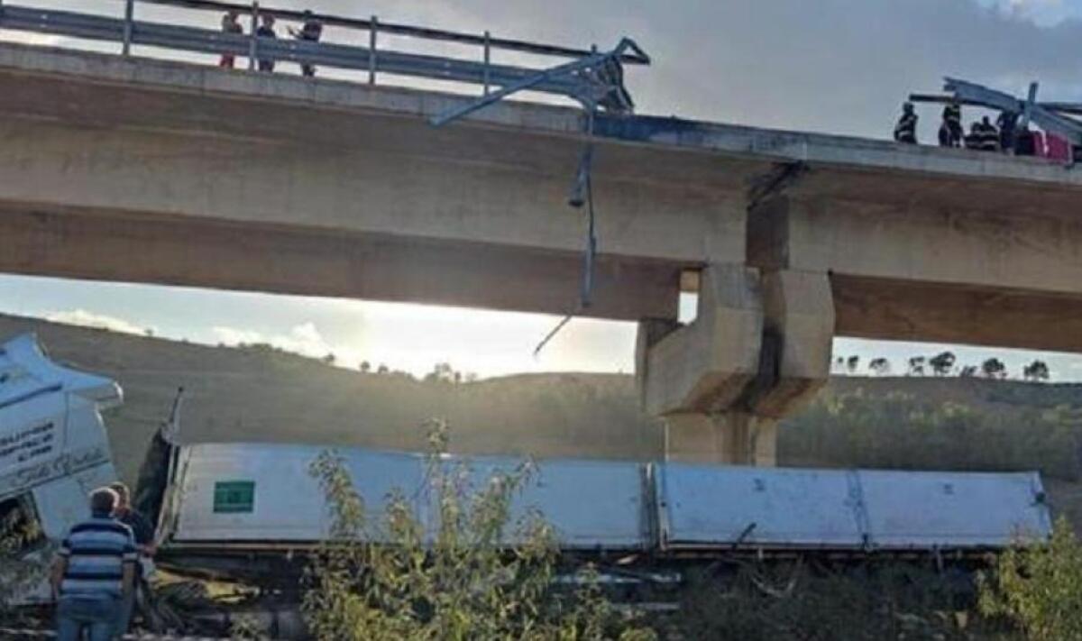 Schianto sulla 626, coinvolti auto e tir: due morti - Il tir precipitato dal viadotto (foto Franco Assenza)