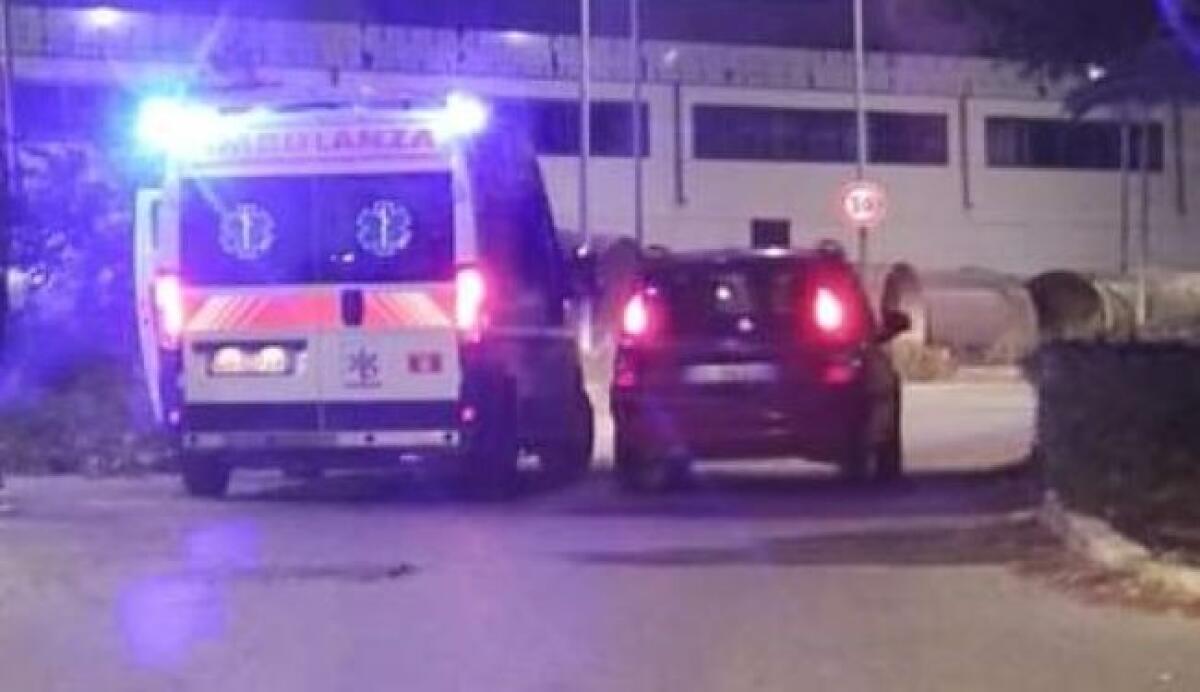 Schianto all'alba, auto contro un muro in viale Indipendenza - Immagini di repertorio