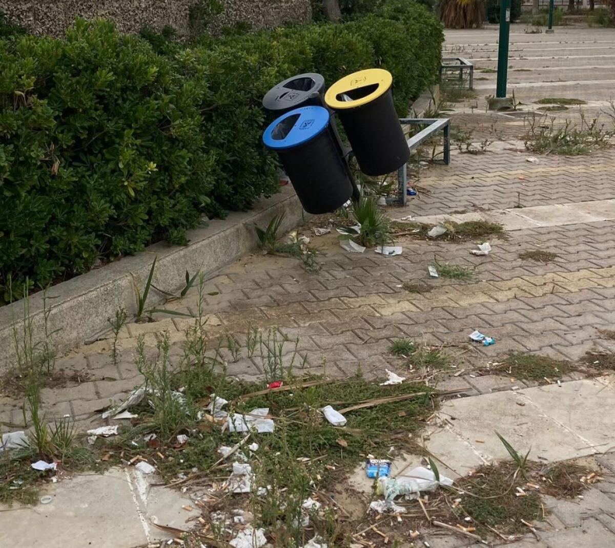 Piazza Russello, erbacce e cestini divelti: scarsa manutenzione e vandali in azione -