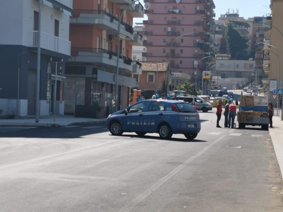 Spari, un ferito: un uomo colpito alle gambe in via Niscemi - 