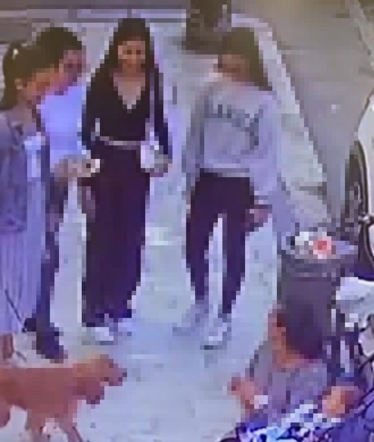 La città della speranza e dell'accoglienza, minori offrono cibo ad una donna e al figlio - Le quattro ragazze hanno offerto cibo alla donna e al figlio