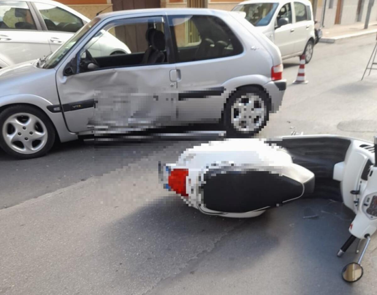 Incidente in via Recanati, impatto tra un'auto e uno scooter -
