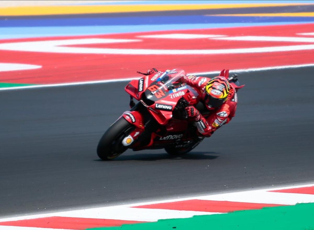 MotoGp, Rins vince in Australia e Bagnaia balza in testa al Mondiale -