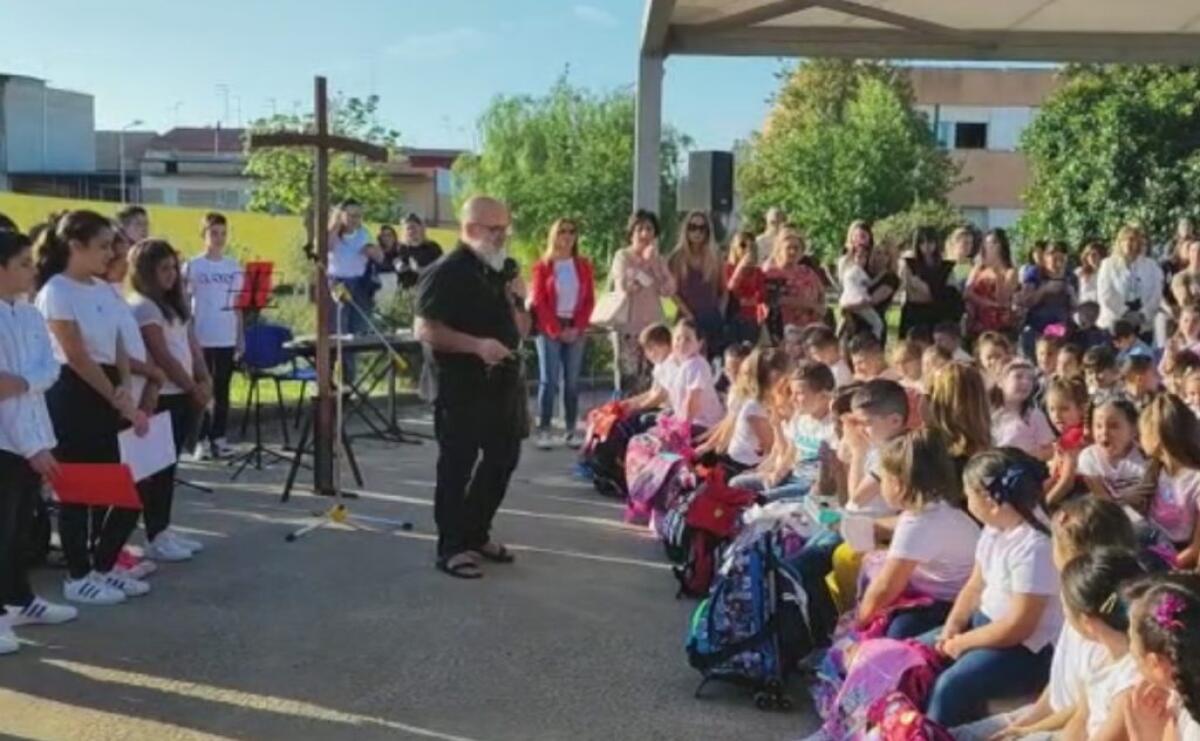 La benedizione degli zaini per gli alunni del comprensivo "Don Bosco" - Don Giorgio Cilindrello con gli alunni