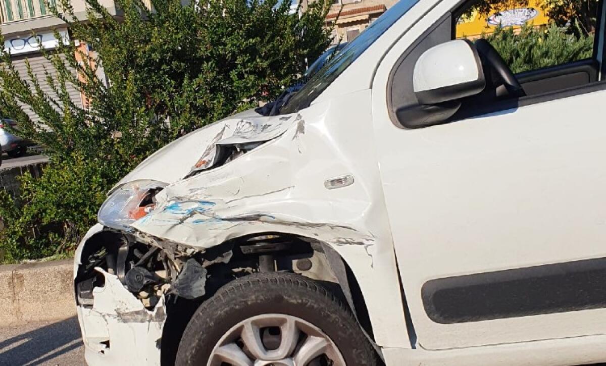 Scontro in via Venezia, coinvolti camion e un'auto: un bambino ferito - L'impatto in via Venezia