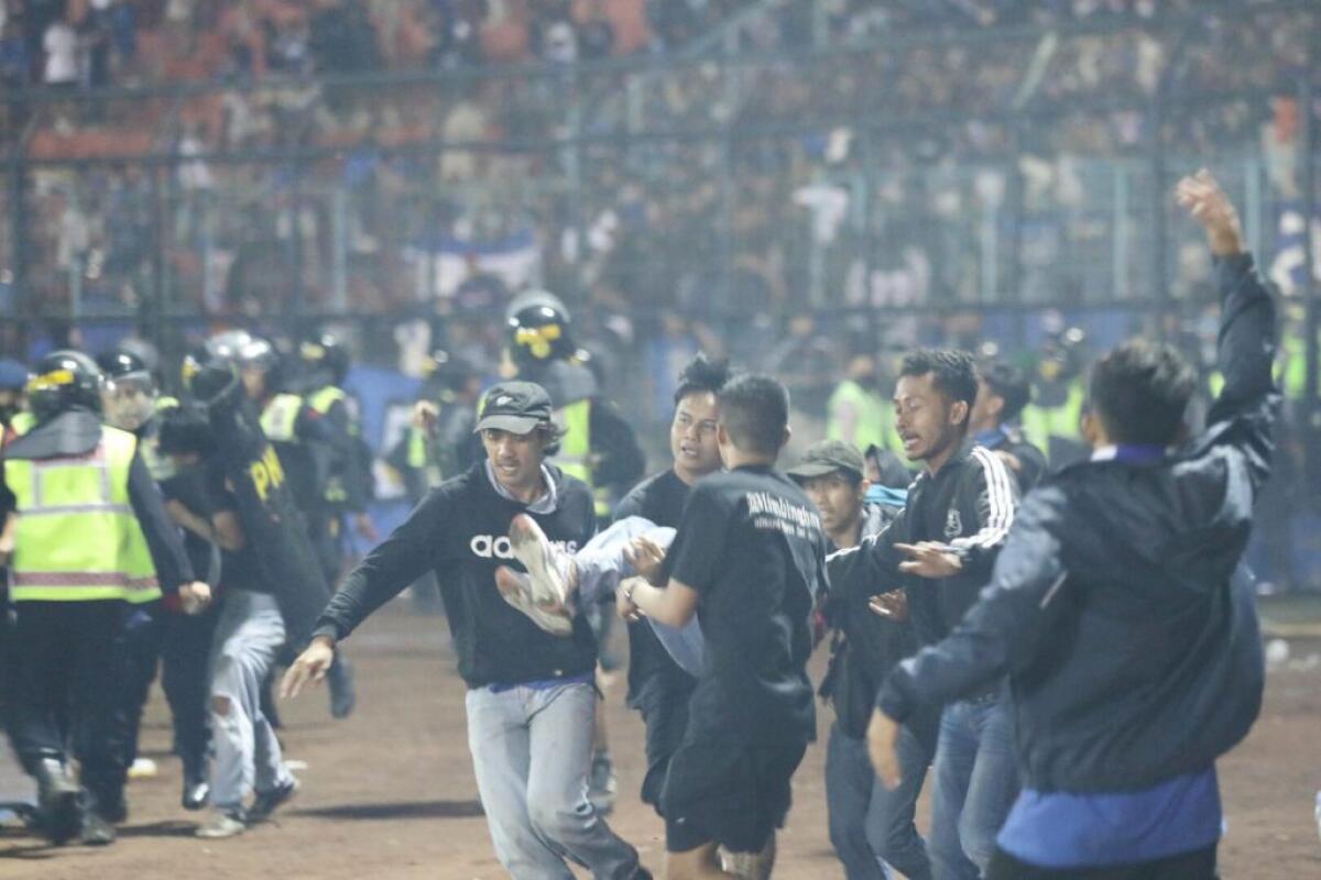 Tragedia allo stadio in Indonesia, si riduce a un centinaio il bilancio delle vittime - 