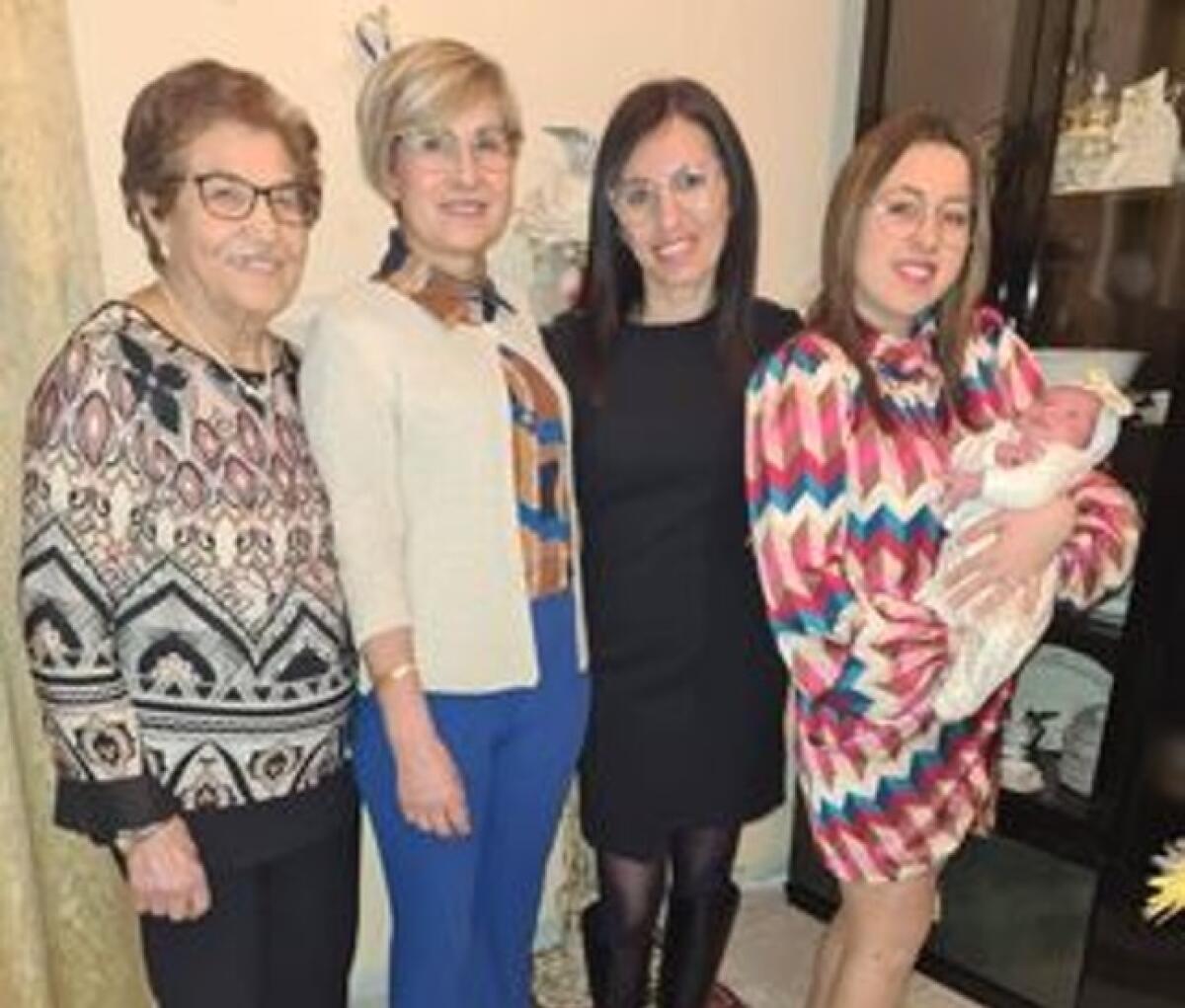 Una festa dei nonni speciale, in città cinque generazioni tutte insieme - Cinque generazioni insieme in occasone della festa dei nonni