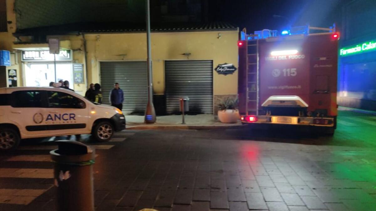 Fiamme in corso Aldisio, presa di mira un'attività commerciale - 