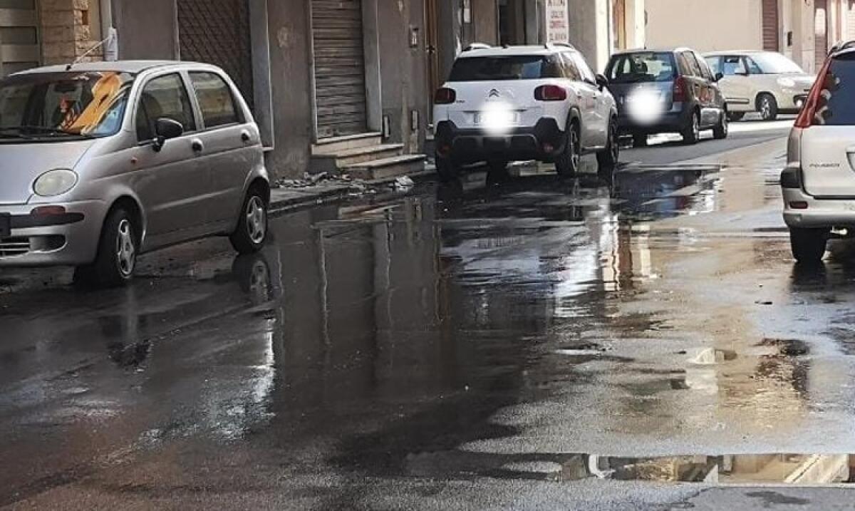 Acqua in strada, centinaia di segnalazioni ma nessuno interviene in via Ermocrate - La perdita idrica