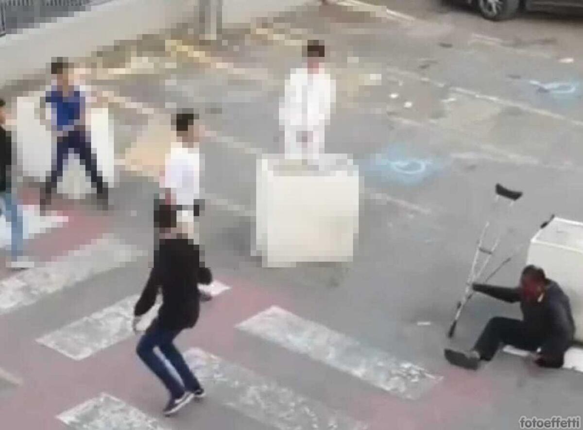 Insulti e sputi contro un disabile, in un video la violenza di un gruppo di minori - La scena ripresa in un video