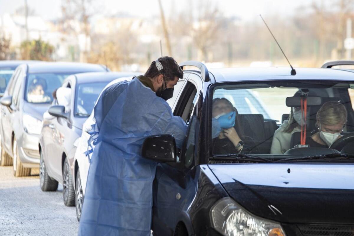 Covid, 44.672 nuovi positivi e 62 vittime. Ricoveri in crescita - 