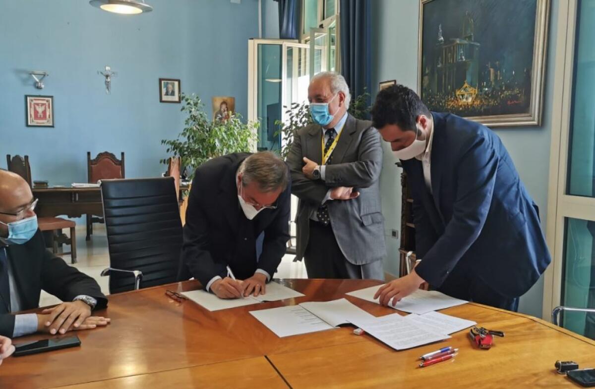 Hub del banco alimentare, approvata la modifica al contratto per ampliare l'area dei lavori - La firma della convenzione dello scorso anno per il Banco alimentare