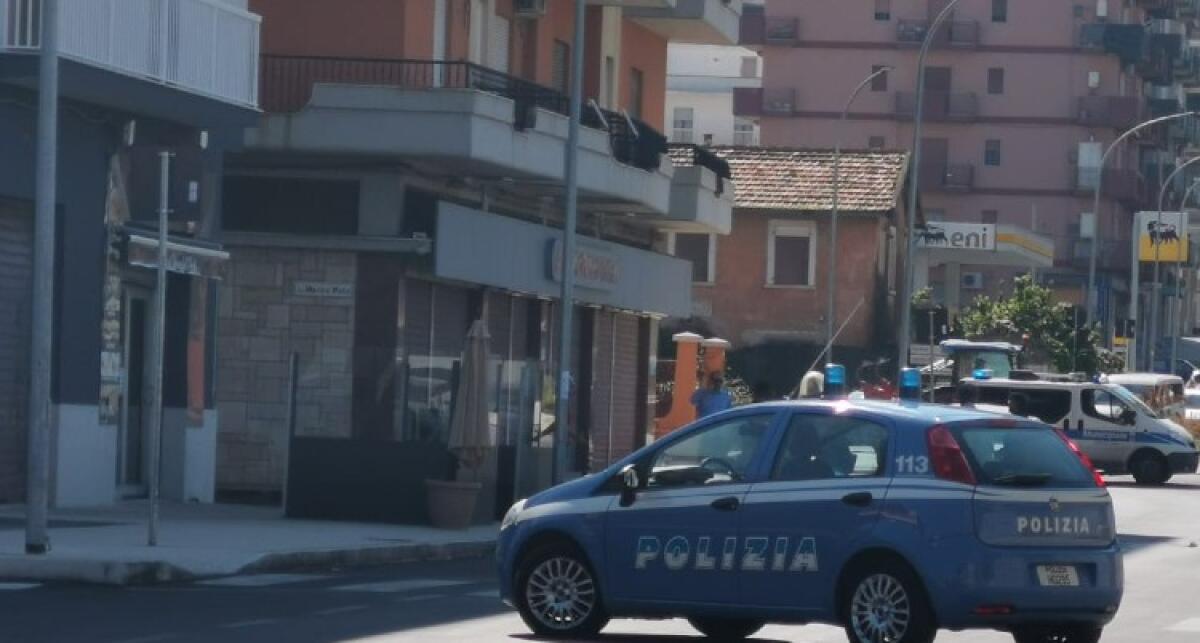 Spari e feriti, vertice con il prefetto: massima attenzione sulla situazione in città - Gli agenti di polizia in via Niscemi dopo gli spari 