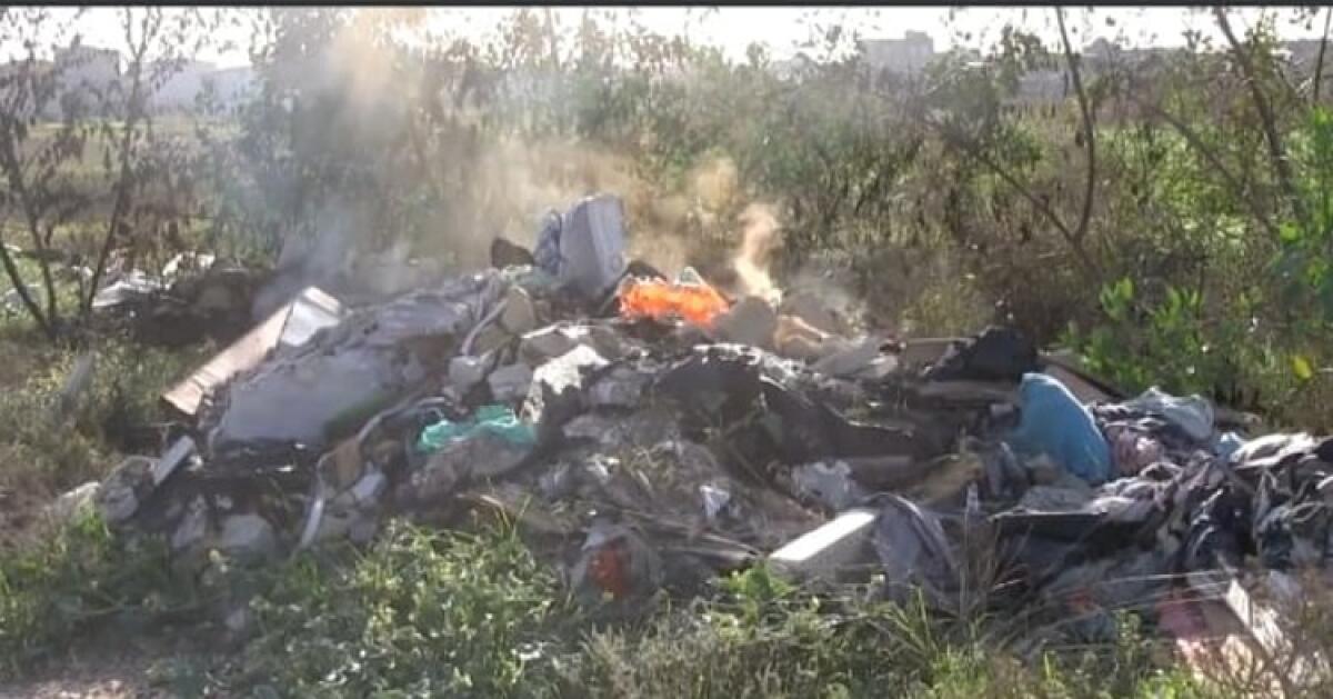 Discariche abusive e un canale del tutto ostruito, in città piccole "terre dei fuochi" - Cumuli abbandonati e dati alle fiamme