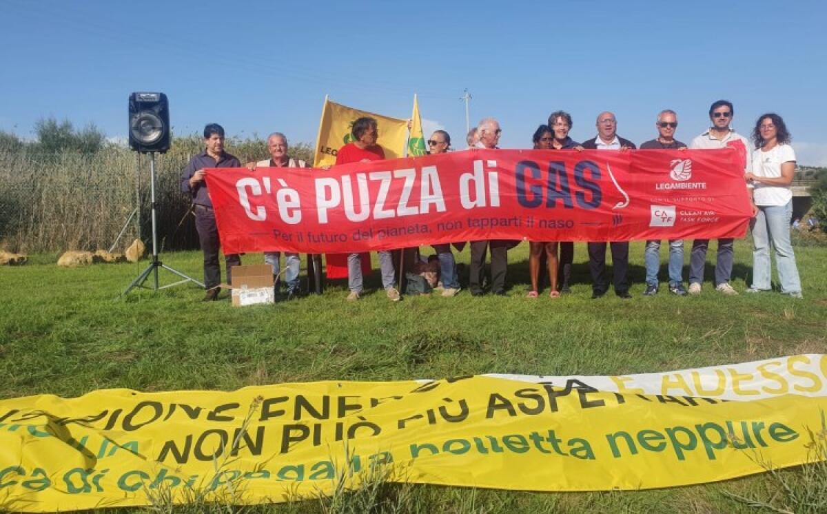 Sit in al greenstream, campagna di Legambiente: alla manifestazione il comitato "No inceneritore" - Il sit in nell'area del greenstream