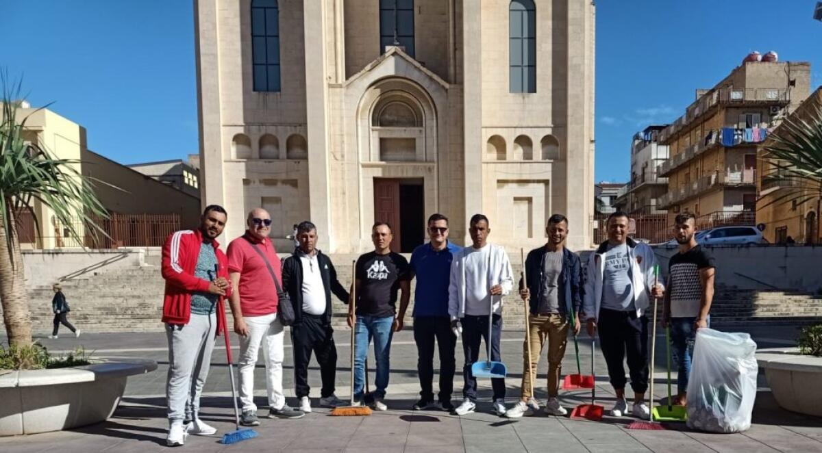 San Giacomo, comitato al lavoro per pulire la piazza: "Con noi la comunità romena" - L'attività di pulizia a San Giacomo