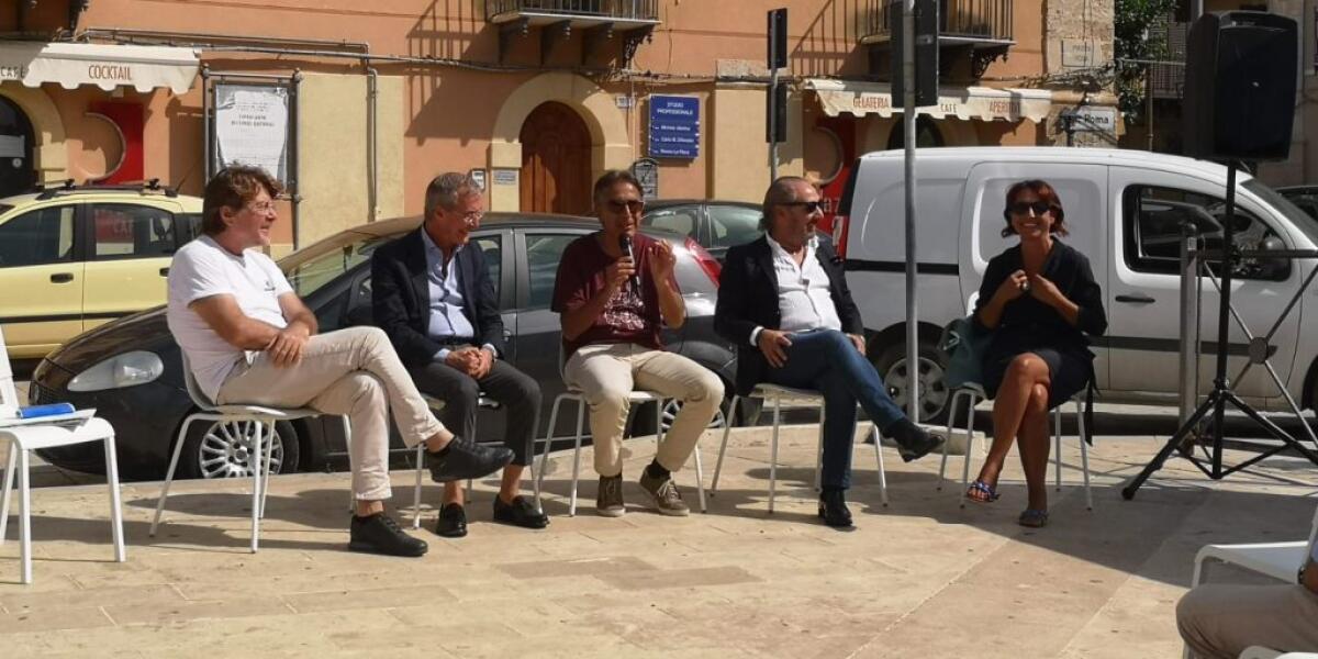 "Differenziata rifiuti e riciclo da aumentare", in piazza dibattito con Legambiente - L'incontro in piazza Roma