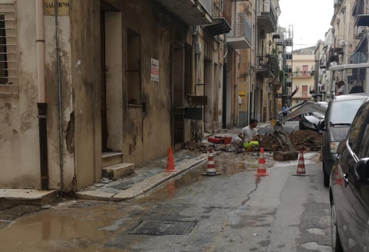 Una voragine in strada, tanti disagi: iniziati i lavori - 
