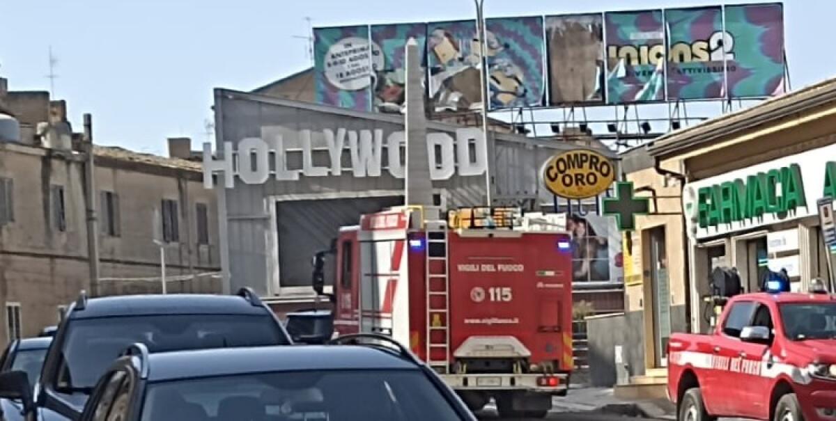 Piazza Mattei, cartoni in fiamme davanti ad alcune attività commerciali -