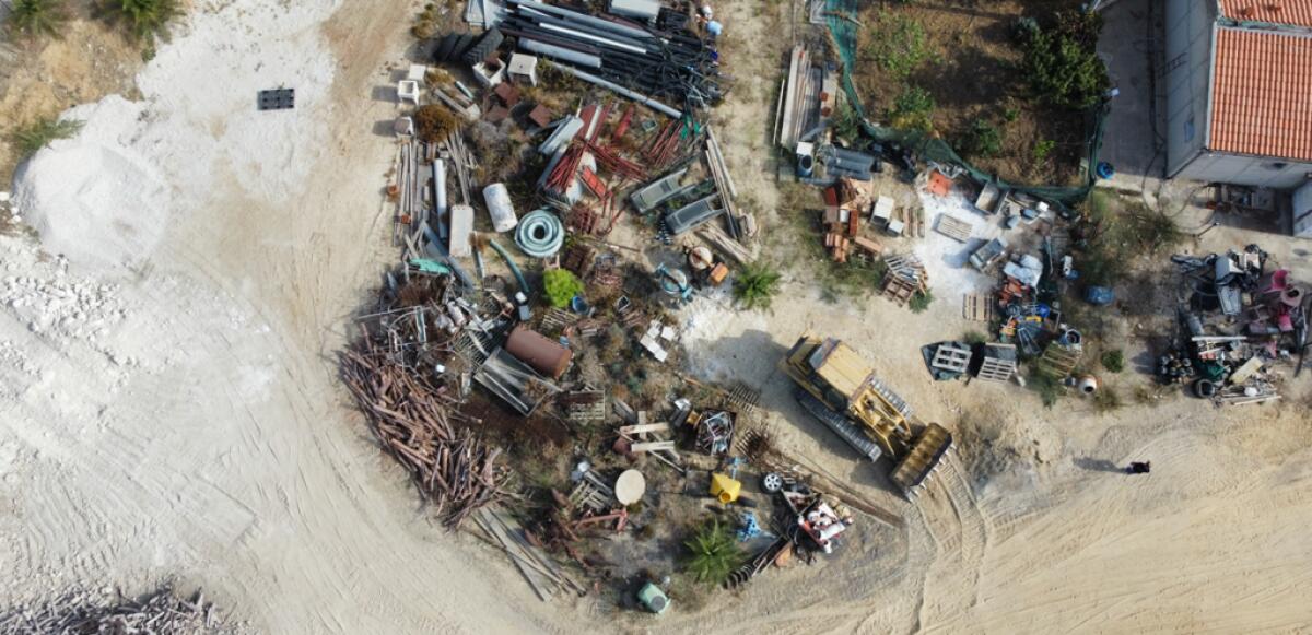 Vasta discarica tra la macchia mediterranea, capitaneria a Desusino: scatta sequestro - L'area finita sotto sequestro