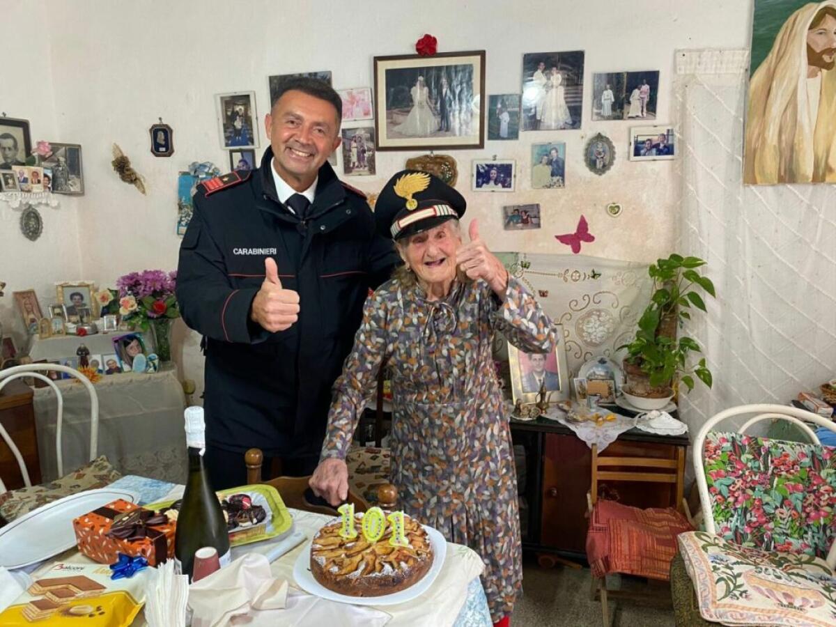 Parenti bloccati dal maltempo, a Favignana zia Rosina festeggia i 101 anni con i carabinieri - 