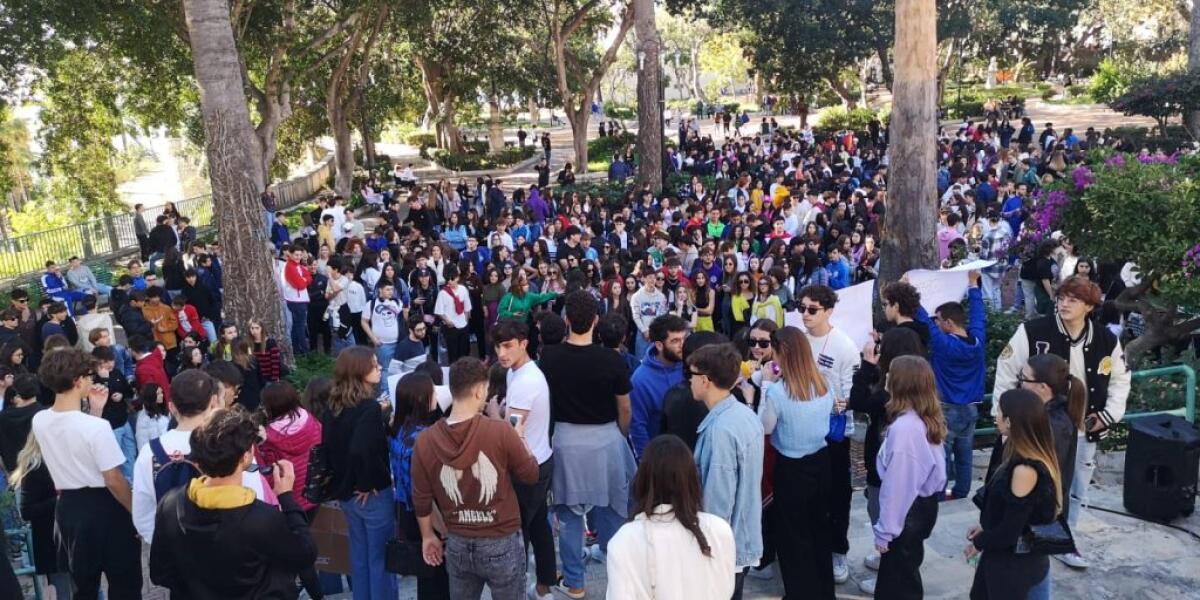 Contro la violenza e l'omertà, Greco agli studenti: "Sono fiero di quello che avete fatto" - Gli studenti radunati all'interno della villa Garibaldi
