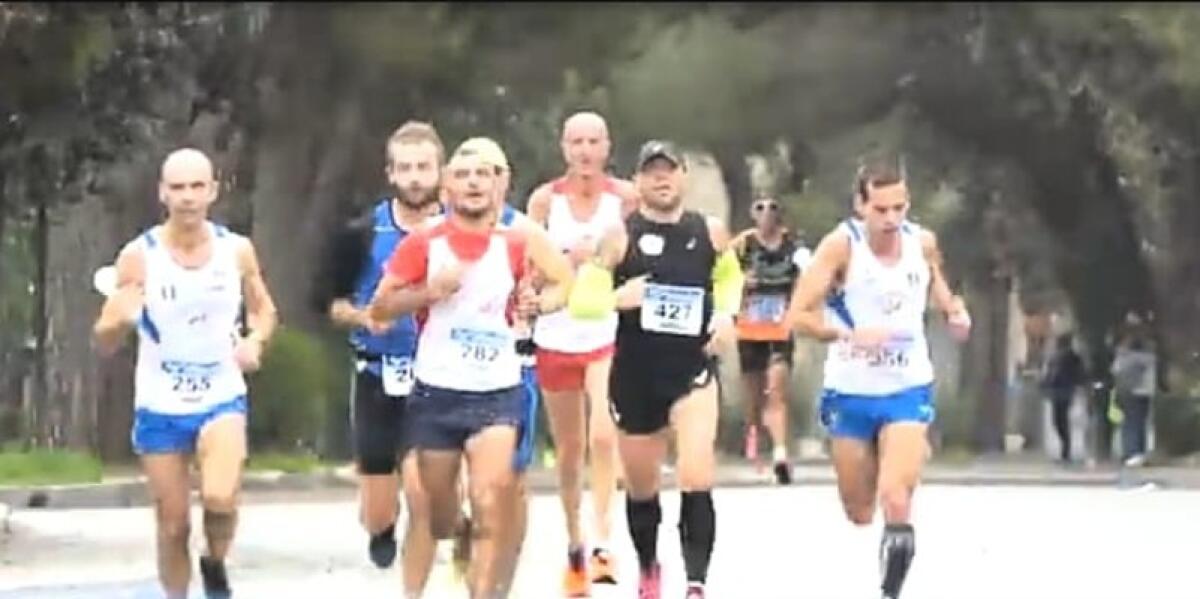 Atletica, ritorna la maratonina del Golfo: sarà bagarre di prestigio nel percorso cittadino - Atleti impegnati lungo il percorso cittadino