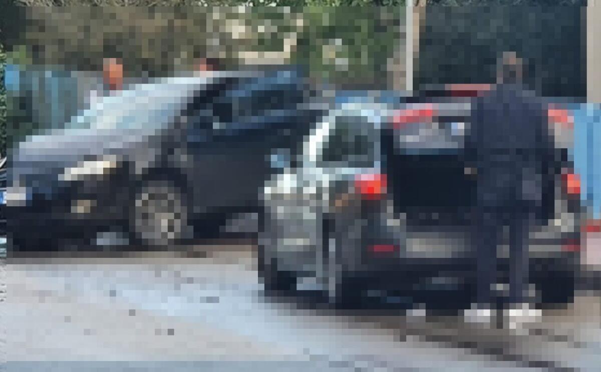 Auto sbanda e finisce contro il marciapiede, incidente su un tratto di viale Indipendenza - 