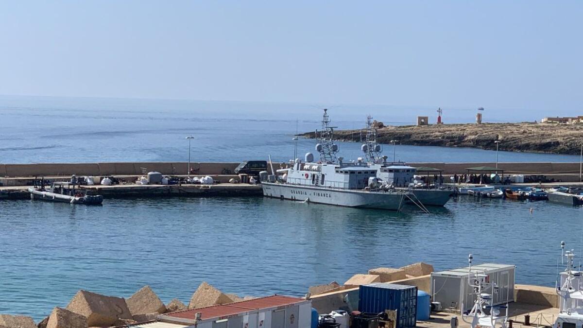 Continuano gli sbarchi di migranti a Lampedusa, neonato trovato morto - 