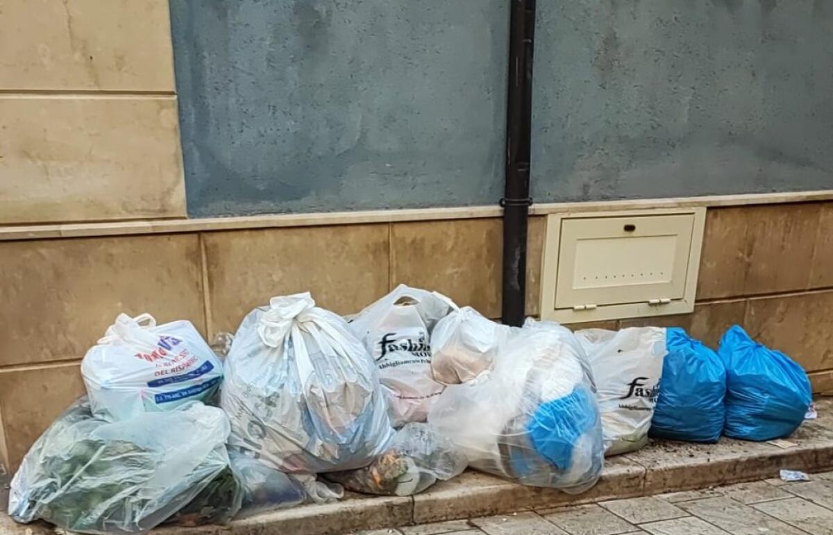 Rifiuti e sporcizia davanti alla sua attività, esercente: "Basta con questo degrado" - I rifiuti abbandonati davanti all'attività commerciale