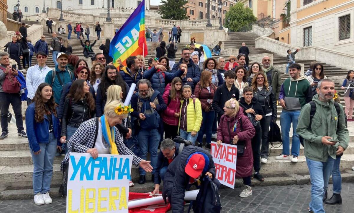 Manifestazione per la pace, a Roma tanti grillini locali: nel corteo sindacati e leader nazionali - La delegazione M5s partita dalla città