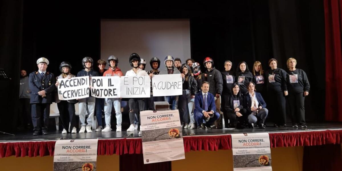 "Accendi il cervello e poi il motore", insieme studenti e famiglie delle vittime della strada - L'iniziativa al teatro "Eschilo"